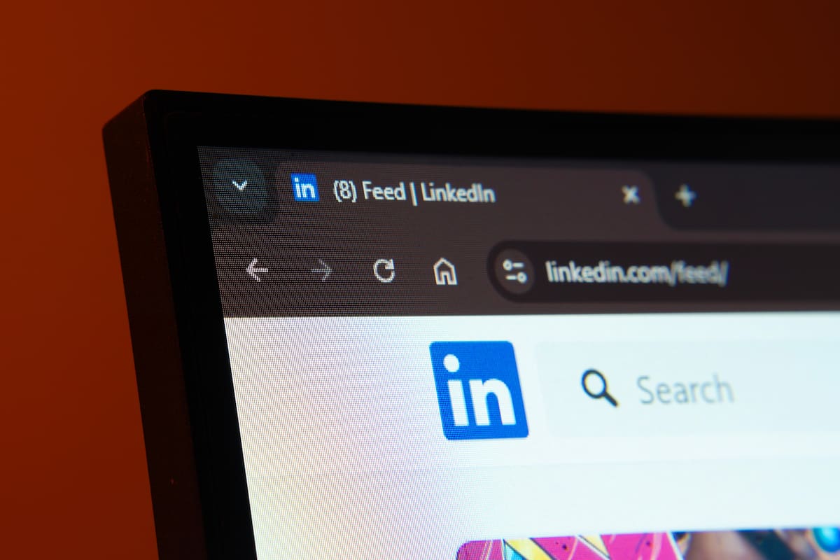 LinkedIn lleva años inyectando código malicioso en el navegador de sus usuarios para escanear extensiones, según un informe de Fairlinked eV, que reúne a usuarios comerciales de la red social profesional