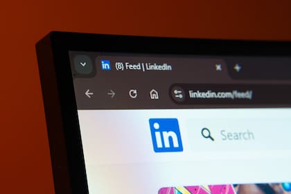 LinkedIn lleva años inyectando código malicioso en el navegador de sus usuarios para escanear extensiones, según un informe de Fairlinked eV, que reúne a usuarios comerciales de la red social profesional