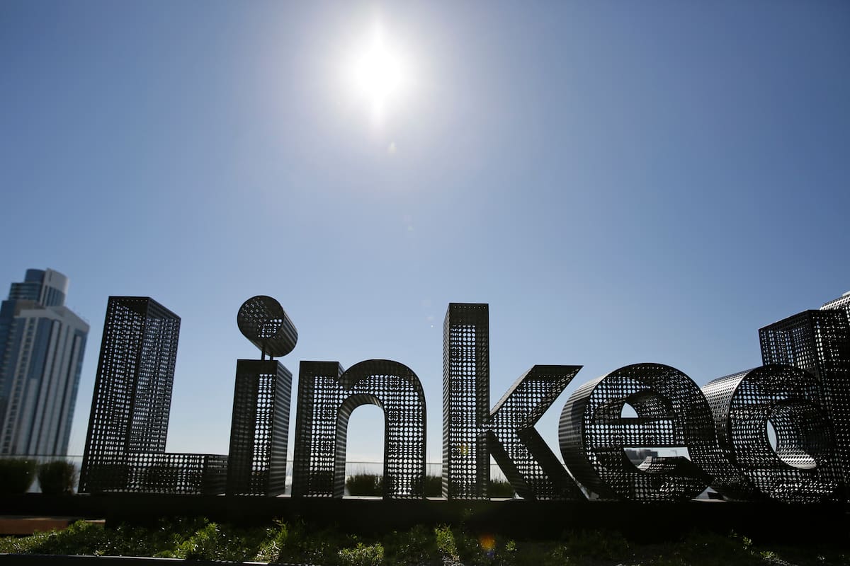 LinkedIn se ha convertido en un terreno fértil para contar la historia detrás de la marca, hablar con transparencia sobre decisiones de negocio, y conectar con audiencias que valoran la autenticidad