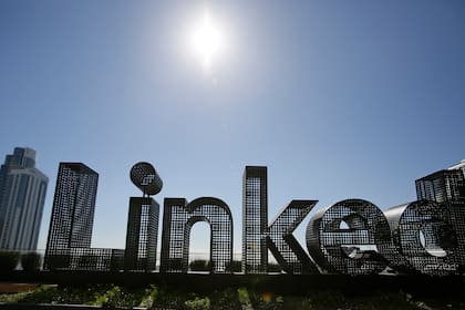 LinkedIn se ha convertido en un terreno fértil para contar la historia detrás de la marca, hablar con transparencia sobre decisiones de negocio, y conectar con audiencias que valoran la autenticidad