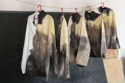 Lino, terciopelo y seda son algunos de los materiales nobles que la diseñadora usa para sus prendas.