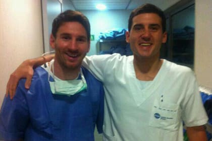 Lio sonríe, vestido de enfermero