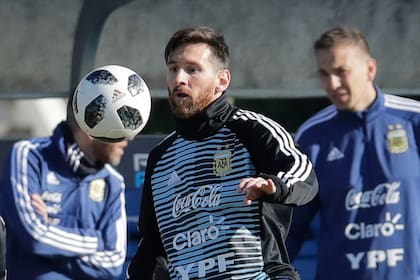 Lionel Messi y la pelota; en el medio, los intereses de la FIFA y Barcelona