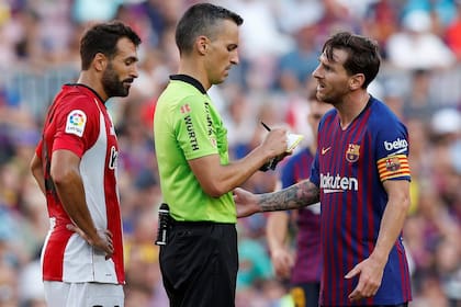 Lionel Messi, en un partido ante los bilbaínos en el que exhibió todo su fastidio al final con el árbitro