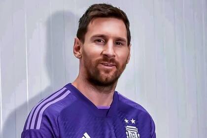 Lionel Messi posó con la nueva camiseta suplente de la seleccióna argentina
