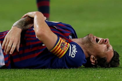 Messi, en un grito; se toma el codo fracturado