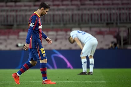 Messi se va directo a los vestuarios tras la victoria por 2 a 1 sobre Dinamo Kiev