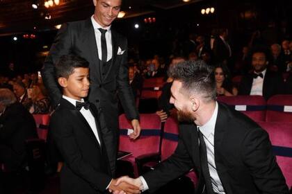 Lionel Messi saluda al hijo de Cristiano Ronaldo en una gala de la FIFA