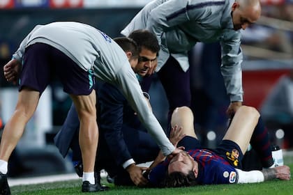 Lionel Messi, dolorido después de doblarse el codo derecho.