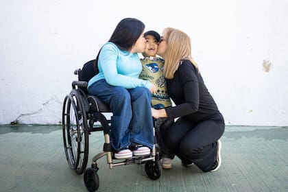Lionel, de cinco años, feliz entre su madre y su abuela después de haber esperado una familia casi la mitad de su vida