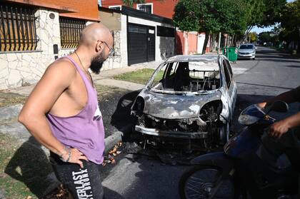 Lionel, dueño de uno de los autos incendiados anoche en Rosario