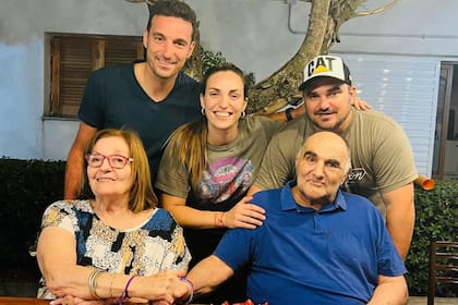 Lionel junto a sus hermanos Corina y Mauro, y sus padres Lali y Chiche