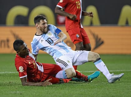 Lionel Messi #10 de Argentina es derribado por Roderick Miller #5 de Panamá después de marcar su primer gol del partido durante la Copa América Centenario 2016 en Soldier Field el 10 de junio de 2016 en Chicago, Illinois. Argentina derrotó a Panamá 5-0.