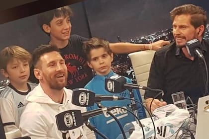 La foto que compartió Vignolo de la visita de Messi a los estudios de Fox Sports Radio