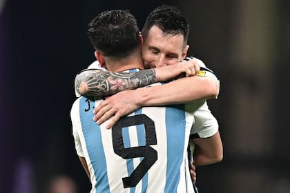 Lionel Messi abraza a Julián Álvarez, una de las nuevas figuras de la selección argentina; ambos están nominados