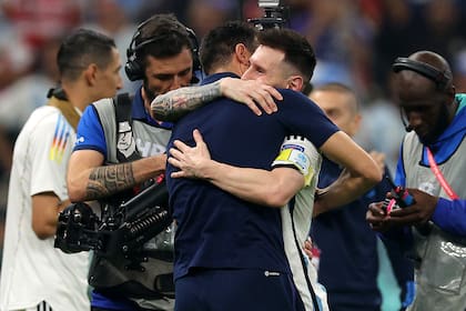 Lionel Messi abraza a Lionel Scaloni tras clasificarse a la final del Mundial