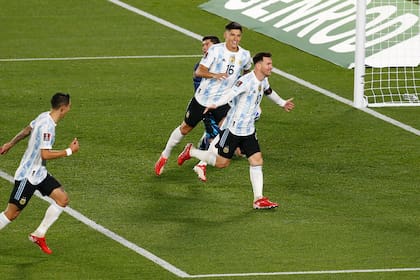 Lionel Messi acaba de convertir el segundo gol argentino contra Bolivia, tras una doble pared con Lautaro Martínez.