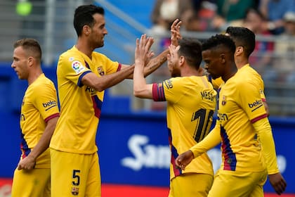 Lionel Messi acaba de convertir el segundo gol de Barcelona y lo celebra con Sergi Busquets