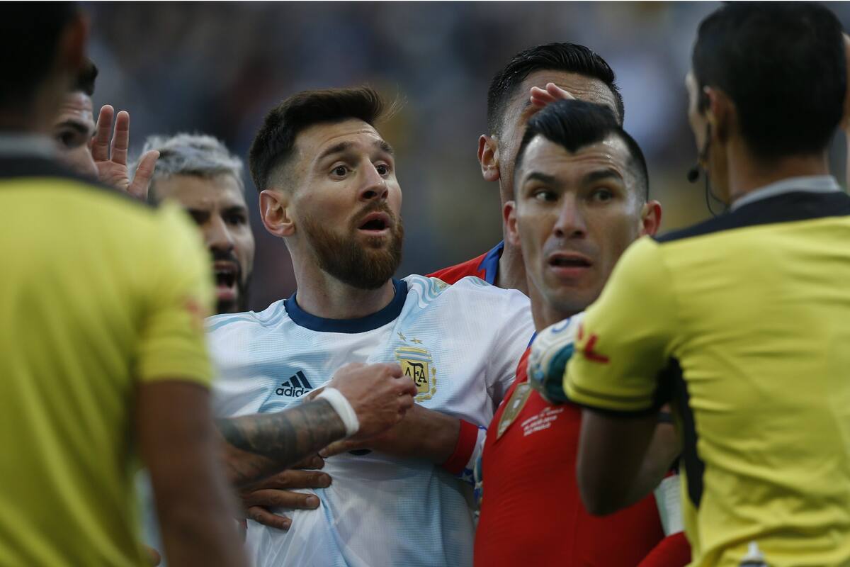 Lionel Messi acaba de ser expulsado por la refriega con Gary Medel en el partido por el tercer puesto de Brasil 2019; es su última imagen por la Copa América.