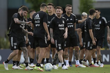Lionel Messi, adelante y Dybala, detrás, en una de las últimas prácticas del seleccionado (Photo by JUAN MABROMATA / AFP)