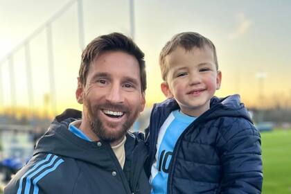 Lionel Messi alza a Luca Cubero, quien viste la camiseta número diez de la selección