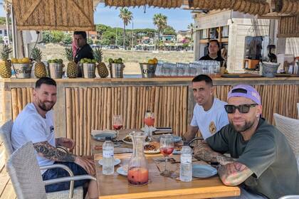 Lionel Messi, Ángel Di María y Nicolás Otamendi disfrutando de un almuerzo en las playas de Barcelona