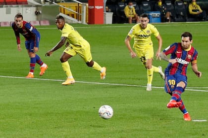 De penal, Messi anota el tercer gol de Barcelona ante Villarreal