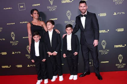 Lionel Messi, Anto Roccuzzo y sus hijos, Thiago, Mateo y Ciro, en la entrega del Balón de Oro: sus looks fueron las estrellas de la noche (Francia) EFE/EPA/MOHAMMED BADRA