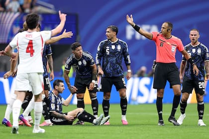Lionel Messi apiló jugadores ingleses en un contraataque y lo tumbaron a la fuerza