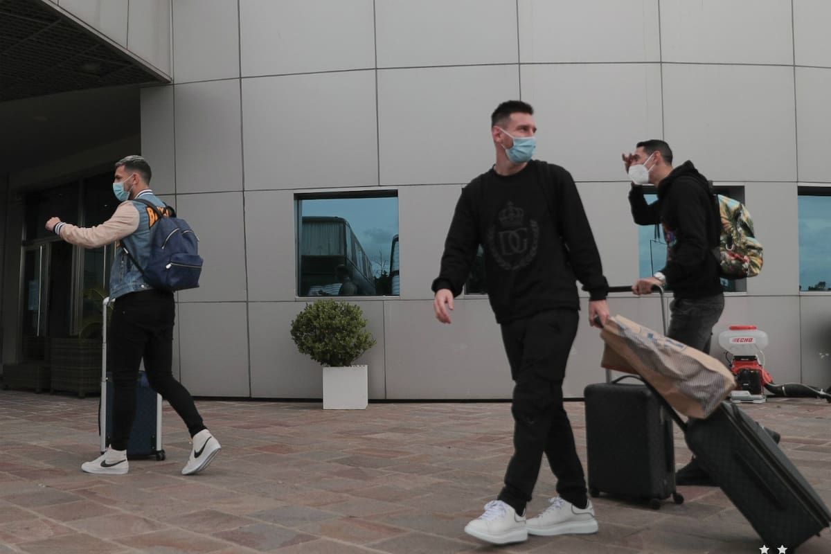 Lionel Messi arribó a Ezeiza junto a Leonardo Paredes y Ángel Di María