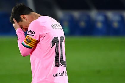 Messi se agarra la cabeza durante la derrota de Barcelona ante Getafe