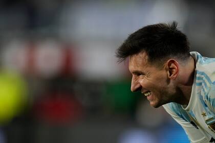 Lionel Messi bajo la atenta mirada de todos los futbolistas de la selección de Bolivia (AP Foto/Natacha Pisarenko, Pool)