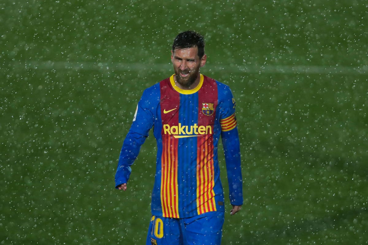 Lionel Messi bajo la tormenta, duante el segundo tiempo: Real Madrid le ganó a Barcelona en el estadio Alfredo di Stéfano y lo superó en la liga de España.
