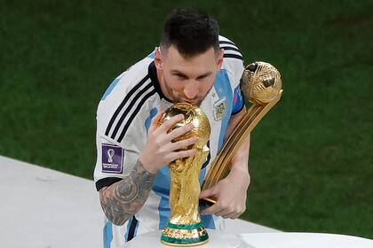 Lionel Messi besa la Copa del Mundo con el Balón de Oro al Mejor Jugador de Qatar bajo el brazo