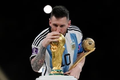 Lionel Messi besa la Copa del Mundo conquistada con la selección argentina tras la final del 18 de diciembre de 2022 ante Francia