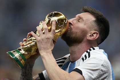 Lionel Messi besa la Copa del Mundo: una imagen que quedará grabada en los libros más importantes de la historia del deporte