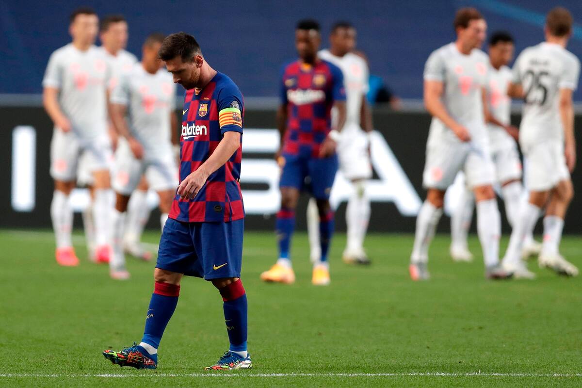Lionel Messi, cabizbajo, luego del 8-2 que le endosó Bayern Munich en agosto, en el Final Eight de la Champions League 2020; el sorteo puede volver a deparar una serie entre catalanes y bávaros.