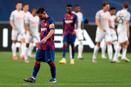 Lionel Messi, cabizbajo, luego del 8-2 que le endosó Bayern Munich en agosto, en el Final Eight de la Champions League 2020; el sorteo puede volver a deparar una serie entre catalanes y bávaros.