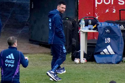 Lionel Messi camina después del entrenamiento de la selección en La Paz, un día antes del partido