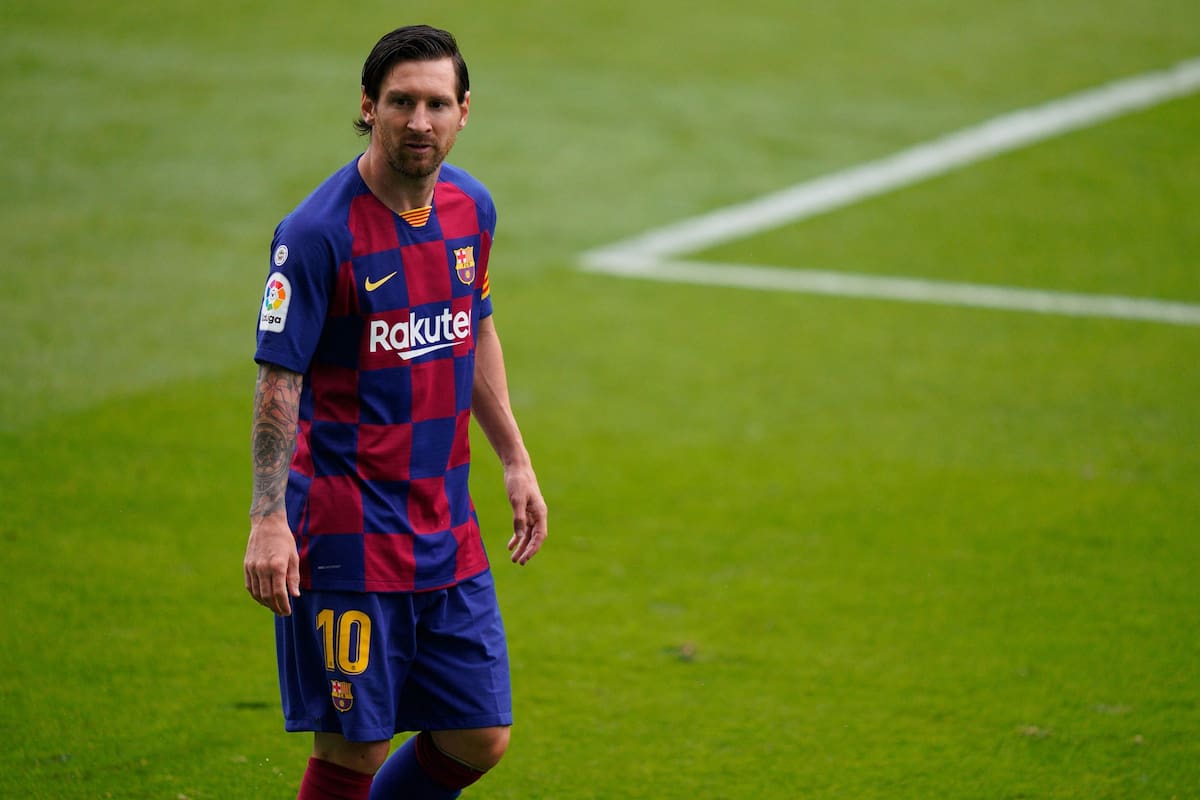 ??Lionel Messi, camina en el campo durante el partido