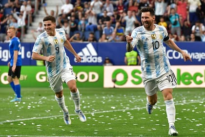 Lionel Messi celebra como toda la Argentina; el capitán argentino se lució con cinco goles frente a Estonia