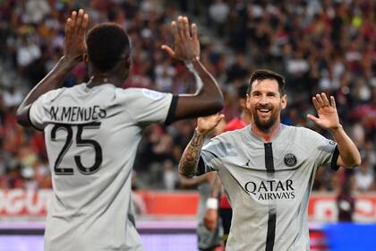 Lionel Messi celebra con el portugués Nuno Mendes la acción que terminó en un golazo del argentino el sábado, en el 7-1 a Lille en la liga francesa. Ahora se viene la Champions