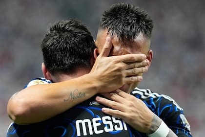 Lionel Messi celebra con Lautaro Martínez, autor del gol del triunfo de la selección argentina ante España