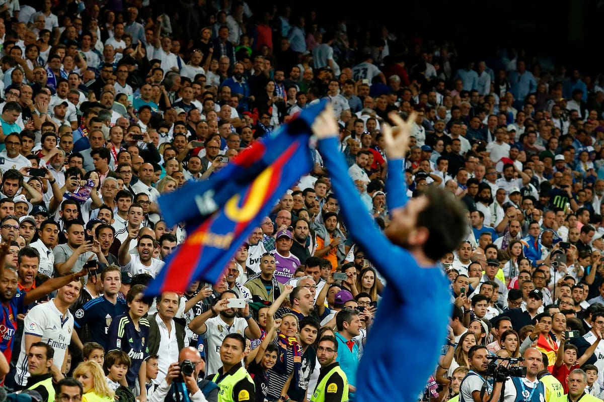 ??Lionel Messi, celebra tras anotar durante el partido de fútbol clásico de la liga española Real Madrid CF vs FC Barcelona en el estadio Santiago Bernabeu en Madrid el 23 de abril de 2017