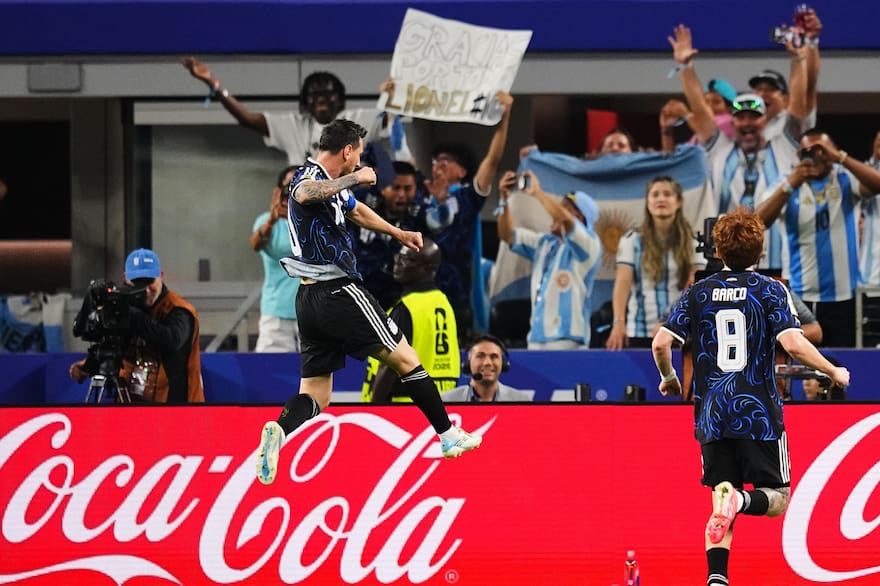 lionel-messi-celebra-tras-anotar-el-tercer-gol-de-HJB3XSP3ZNF4XO47JH4ZXIM3IY