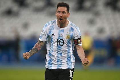 Lionel Messi celebra tras anotar su gol de tiro libre a Chile en el Estadio Olímpico Nilton Santos, en el debut de Argentina en la Copa América.