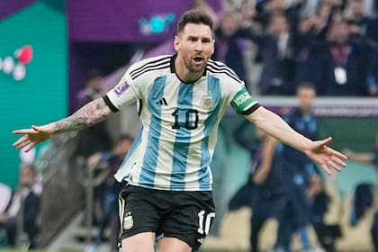 Lionel Messi celebra tras marcar el primer gol de Argentina en la victoria 2-0 ante México en el partido por el Grupo C del Mundial, el sábado 26 de noviembre de 2022, en Lusail, Qatar. (AP Foto/Ariel Schalit)