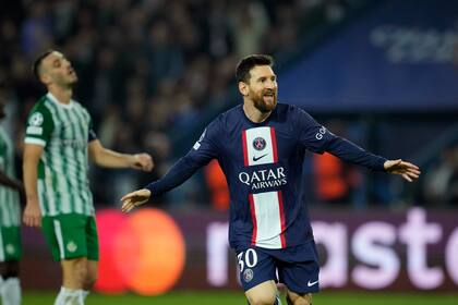 Lionel Messi celebra uno de sus goles ante Maccabi Haifa; el Parc des Princes fue escenario de una exhibición del astro argentino