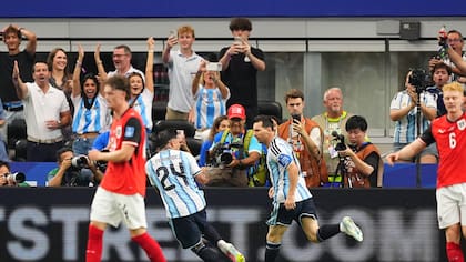 Lionel Messi (centro) celebra tras anotar un gol para Argentina en el partido contra Austria