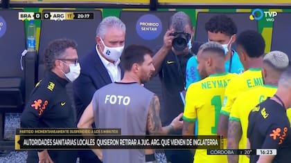 Lionel Messi charlando con Neymar y Tite con una pechera de fotógrafo
